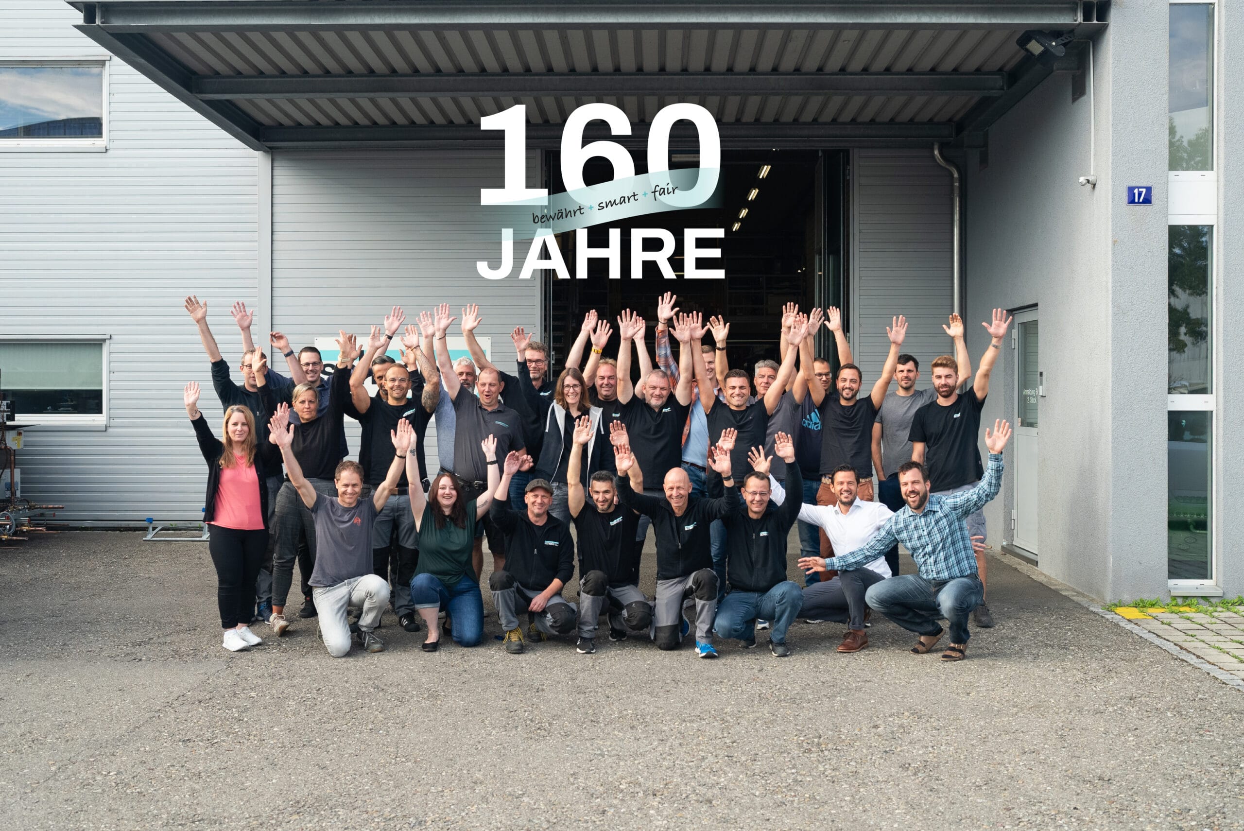 Jubiläum Scheco AG, Teamfoto mit Logo