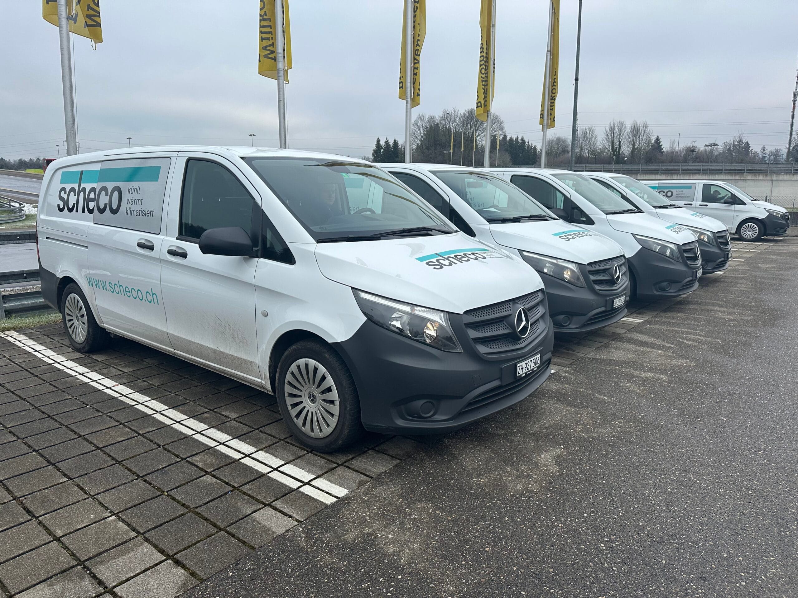 Fahrsicherheitstraining Scheco Busse auf Parkplatz