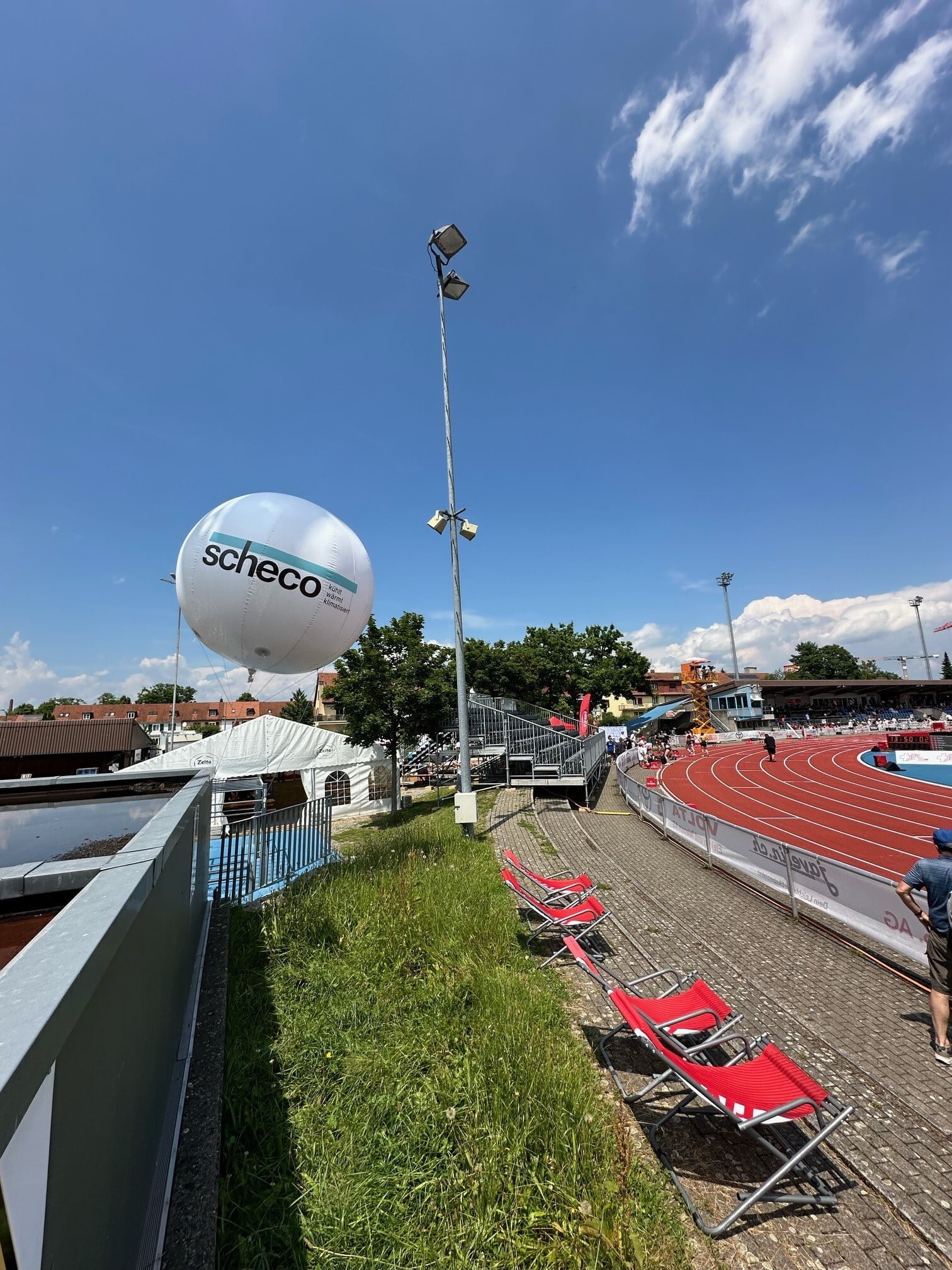 Leichtathletik Schweizermeisterschaften Deutweg Winterthur, Sicht auf den Scheco Werbe Ballon