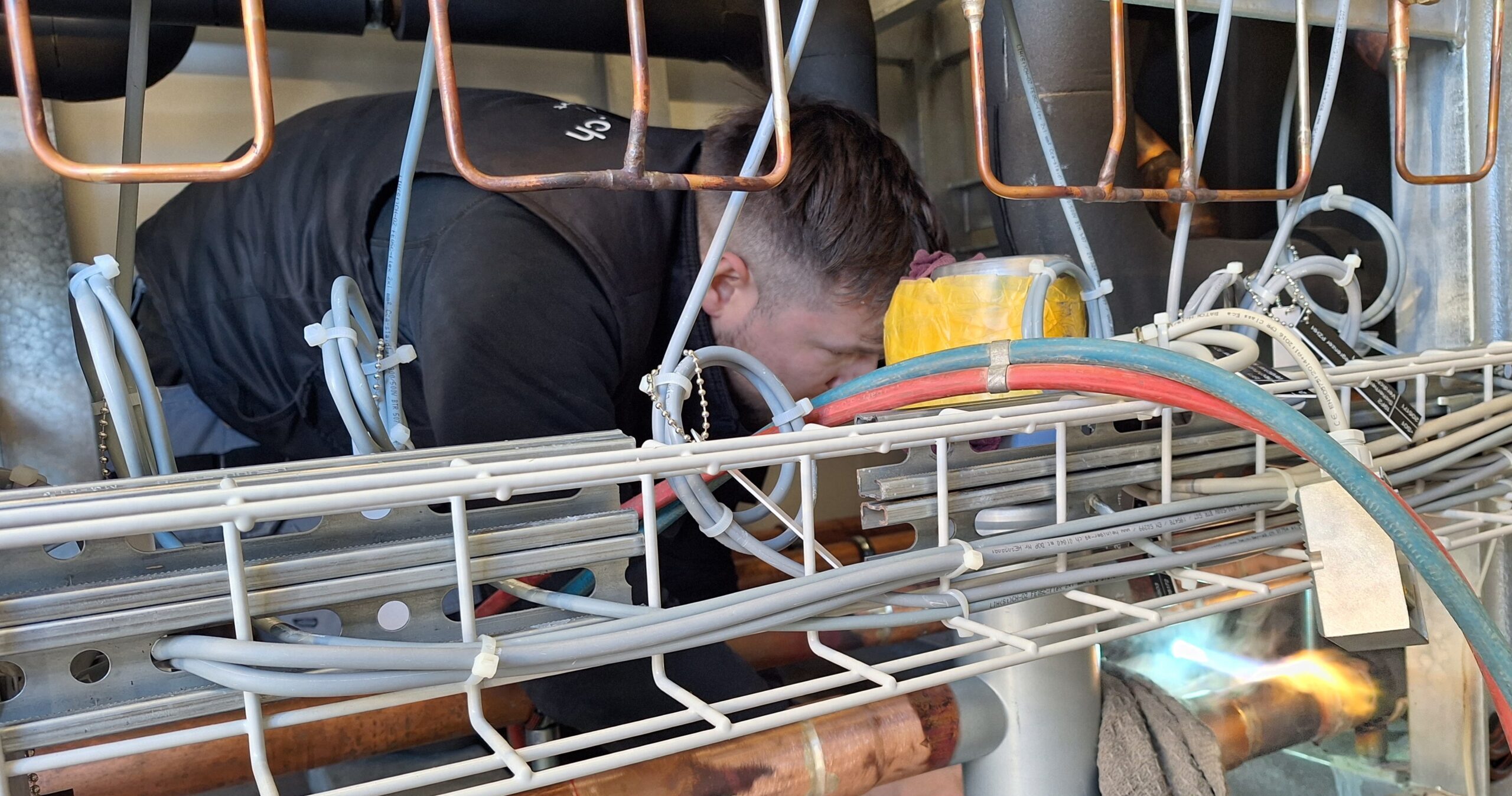 Servicetechniker Manuel hinter der Propan Anlage