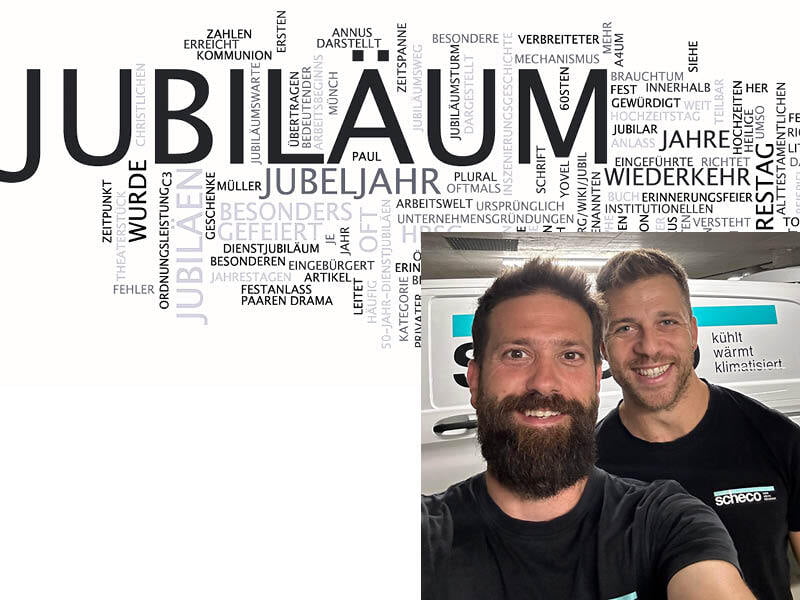 Servicetechniker Matthias und Mauro vor dem Scheco Auto, lachen in die Kamera, 10-Jahres Jubiläum