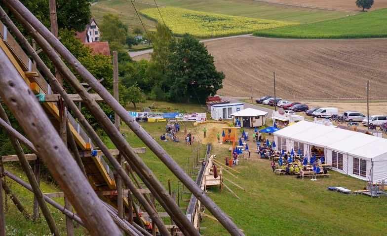 Blick der Rutschbahn entlang auf das Festgeländer des Rutschbahnfestes Neuburg.