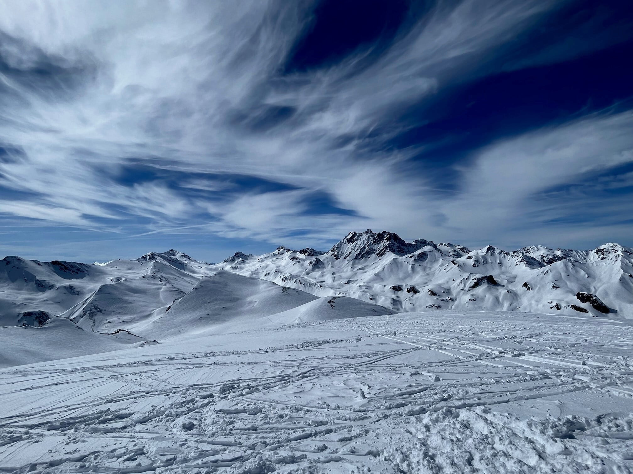 Welttag der Kältetechnik, Blick auf schneebedeckte Berge, Spuren im Schnee