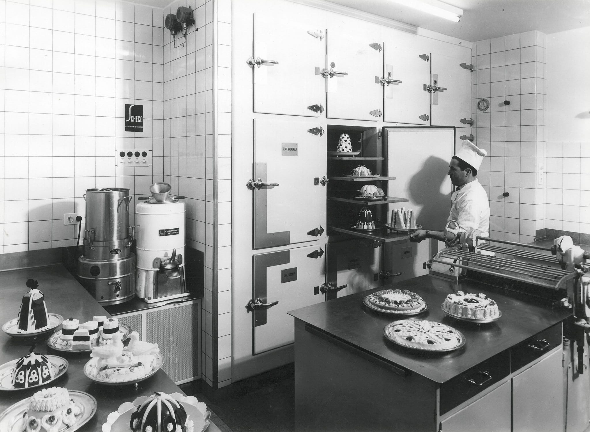 Kuchen und Torten in Scheco Eisfächern, Bäckerei