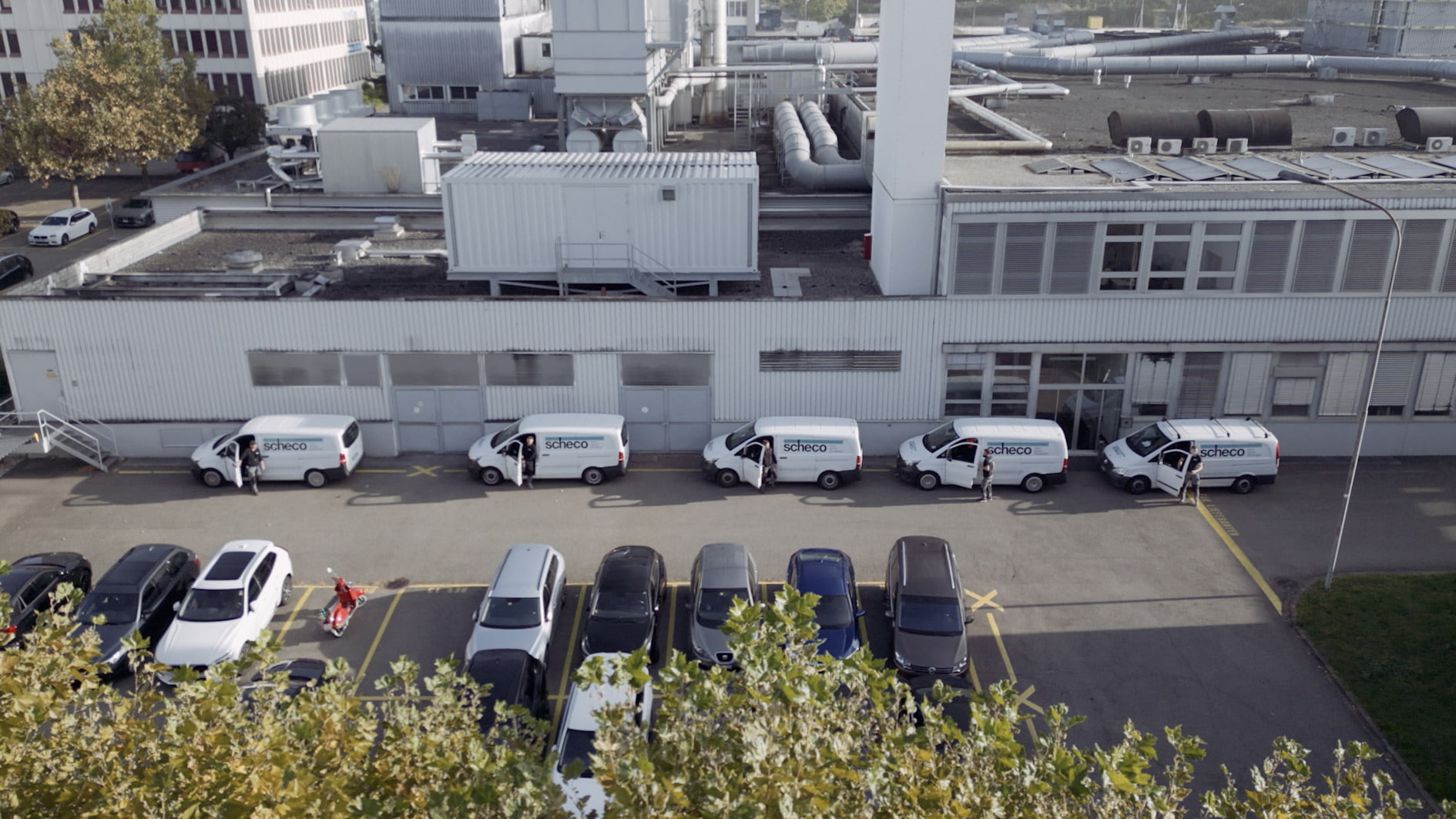 scheco-dienstleistungen-service-vor-ort Scheco Mitarbeiter bei Kunden vor Ort.